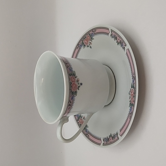 Vintage China Tea Cup and Saucer Made in China - Picture 3 of 12